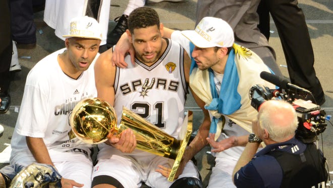2014: Tony Parker, Tim Duncan and Ginobili celebrate with the Larry O'Brien trophy.