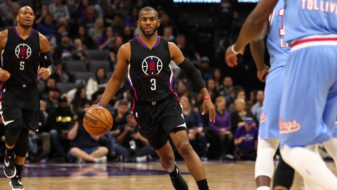 2017: Los Angeles Clippers guard Chris Paul (3) dribbles down the court.