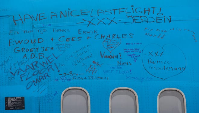 Notes of affection and thanks grace the exterior of the world's last passenger MD-11 jet. The jet made a stopover in Seattle en route to an aircraft 'graveyard' in California.