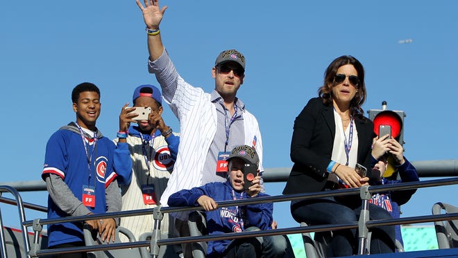 Former Cubs pitcher Kerry Wood waves to the crowd.