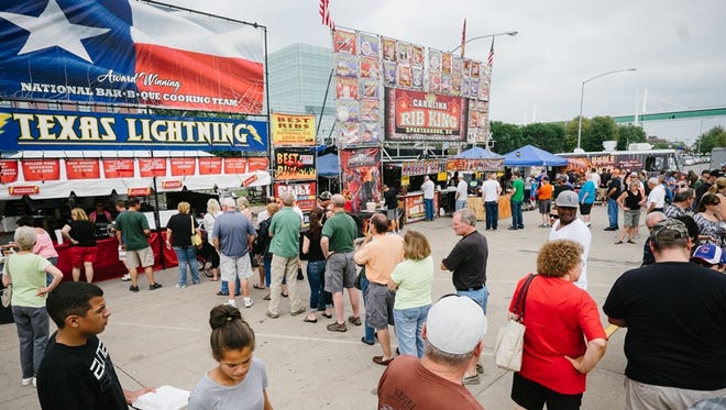 Davenport, Iowa's River Roots Live festival is the perfect blend of mouth-watering ribs and award-winning country music. Rib vendors come from all over the USA to enter the Ribfest competition and compete for the Ribfest trophy.