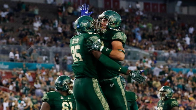 South Florida tight end Elkanah Dillon (85) celebrates with tight end Mitchell Wilcox (89) after scoring a touchdown in the first quarter.