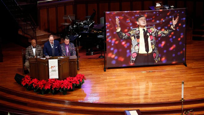 Television announcer Ernie Johnson speaks during the memorial service for broadcaster Craig Sager at Mount Bethel United Methodist Church.