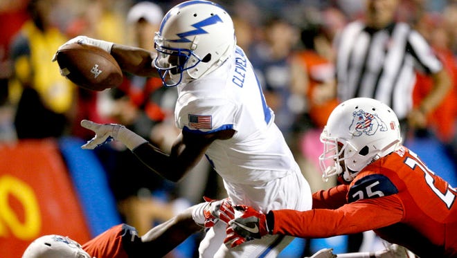 Air Force wide receiver Ronald Cleveland (4) scores a touchdown against Fresno State.