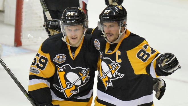 Sidney Crosby (87) celebrates his first-period goal with Jake Guentzel (59).