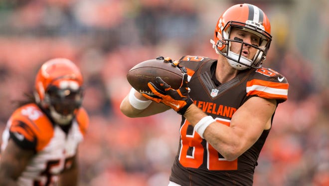 Cleveland Browns tight end Gary Barnidge (82) makes an 11-yard reception during the third quarter against the Cincinnati Bengals at FirstEnergy Stadium.