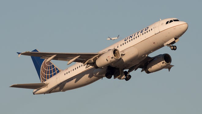 A United Airlines Airbus A320 departs Canada's Vancouver International Airport in December 2016.