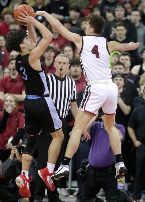 De Pere High School's Zach Kinziger (4) blocks a shot by Arrowhead High School's Austin Villarreal (3) during their WIAA Division 1 state championship boys basketball game on Saturday, March 18, 2023 at the Kohl Center in Madison, Wis. De Dere won the game 69-49 to finish the season a perfect 30-0.
Wm. Glasheen USA TODAY NETWORK-Wisconsin